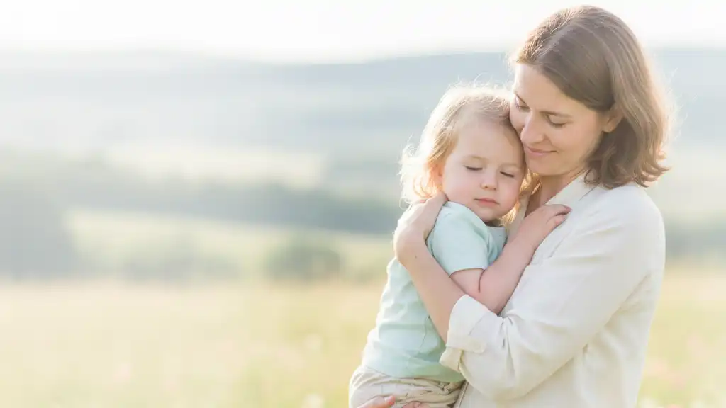 Parent enlace tendrement son enfant, moment de tendresse et de sécurité