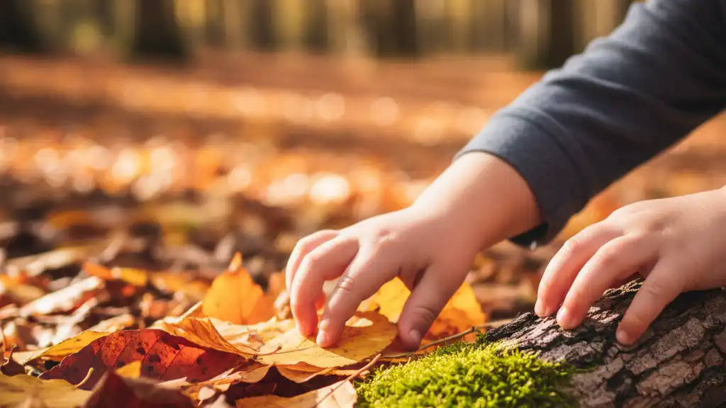 Enfant découvrant les textures de la foret