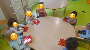 Ouverture des cadeaux de Noël à La Petite Crèche