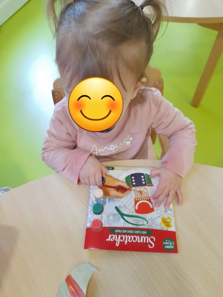 Enfant présentant un livre pour tout-petits déjà déballé