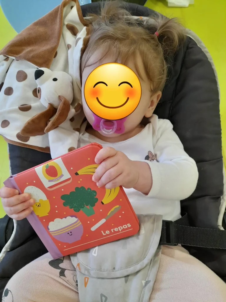 Enfant présentant un livre pour tout-petits déjà déballé