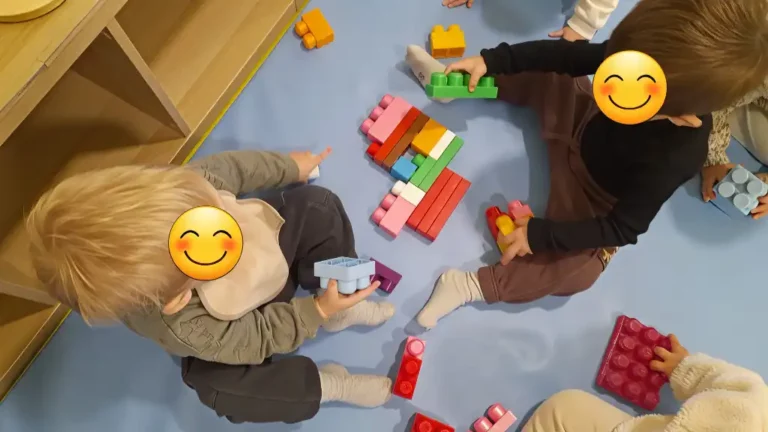 Enfants jouant librement avec des blocs de construction à La Petite Crèche pour retrouver le plaisir du quotidien après les fêtes.